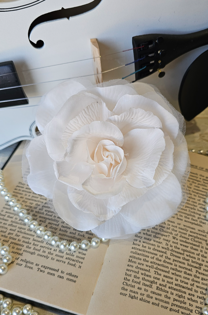 La Fleur Follies Brooch Hair Clip (Cloud Dancer) - Kitten D'Amour